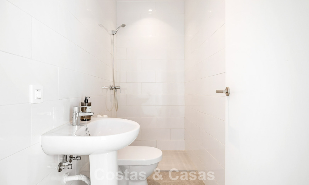 Villa de lujo lista para entrar a vivir con arquitectura contemporánea en venta a dos pasos de la playa, Marbella Este 787160