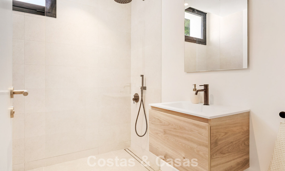 Villa de lujo lista para entrar a vivir con arquitectura contemporánea en venta a dos pasos de la playa, Marbella Este 787161