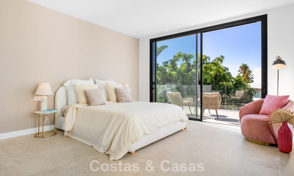Villa de lujo lista para entrar a vivir con arquitectura contemporánea en venta a dos pasos de la playa, Marbella Este 787162