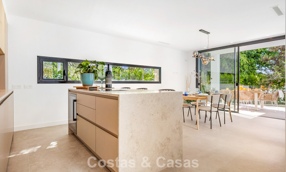 Villa de lujo lista para entrar a vivir con arquitectura contemporánea en venta a dos pasos de la playa, Marbella Este 787168