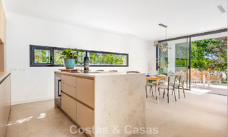 Villa de lujo lista para entrar a vivir con arquitectura contemporánea en venta a dos pasos de la playa, Marbella Este 787168 