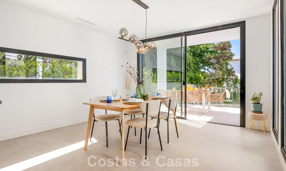 Villa de lujo lista para entrar a vivir con arquitectura contemporánea en venta a dos pasos de la playa, Marbella Este 787169