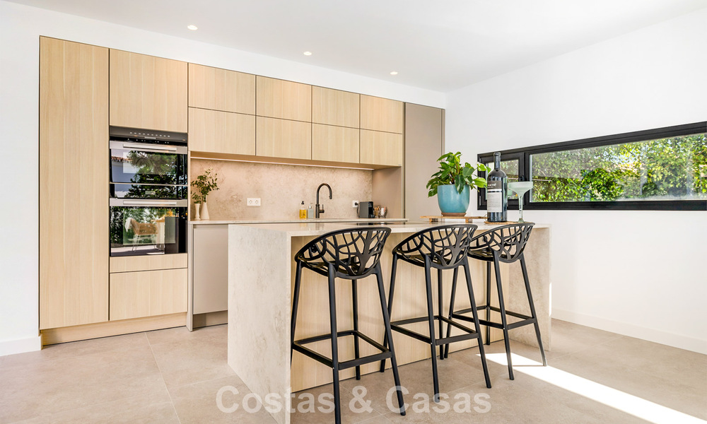 Villa de lujo lista para entrar a vivir con arquitectura contemporánea en venta a dos pasos de la playa, Marbella Este 787171