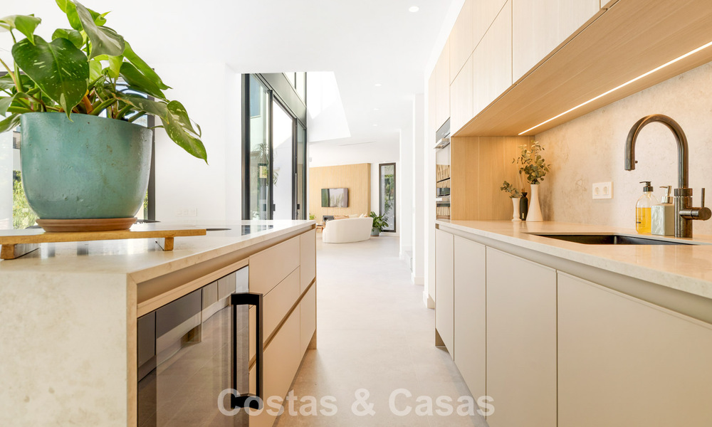 Villa de lujo lista para entrar a vivir con arquitectura contemporánea en venta a dos pasos de la playa, Marbella Este 787173