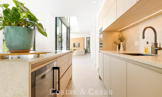 Villa de lujo lista para entrar a vivir con arquitectura contemporánea en venta a dos pasos de la playa, Marbella Este 787173 