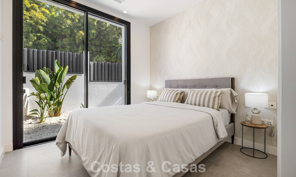 Villa de lujo lista para entrar a vivir con arquitectura contemporánea en venta a dos pasos de la playa, Marbella Este 787175