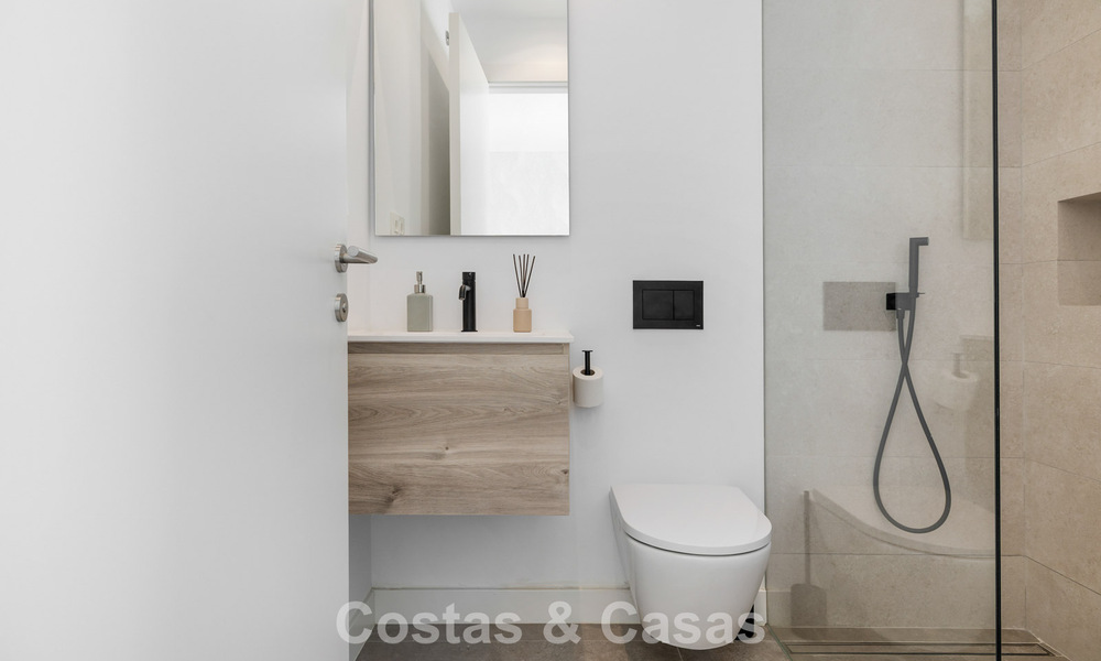 Villa de lujo lista para entrar a vivir con arquitectura contemporánea en venta a dos pasos de la playa, Marbella Este 787176