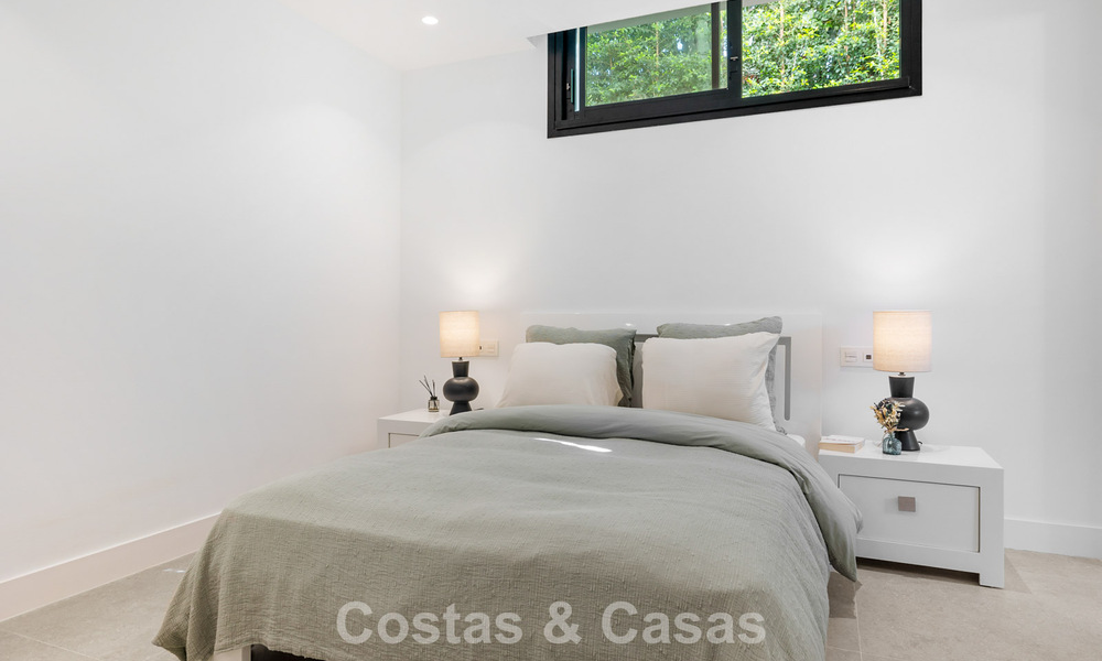 Villa de lujo lista para entrar a vivir con arquitectura contemporánea en venta a dos pasos de la playa, Marbella Este 787178