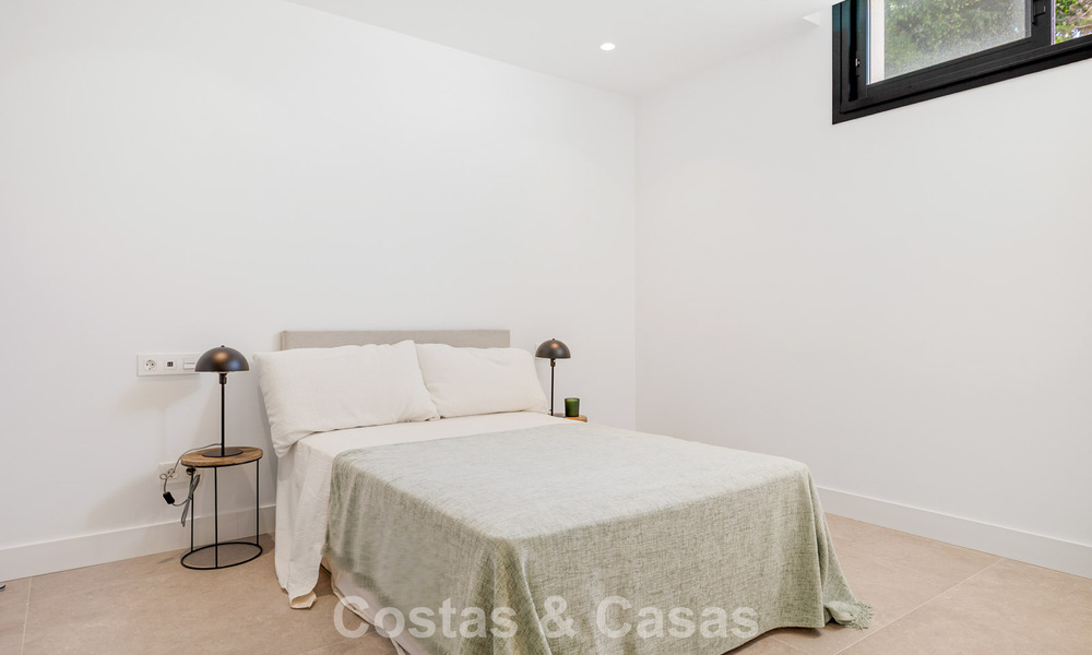 Villa de lujo lista para entrar a vivir con arquitectura contemporánea en venta a dos pasos de la playa, Marbella Este 787179