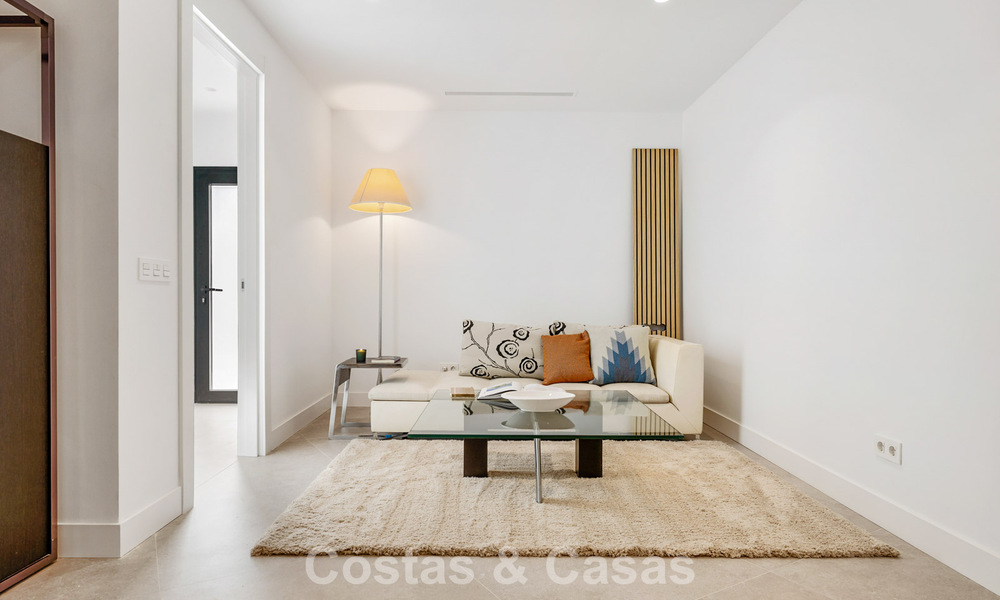 Villa de lujo lista para entrar a vivir con arquitectura contemporánea en venta a dos pasos de la playa, Marbella Este 787180