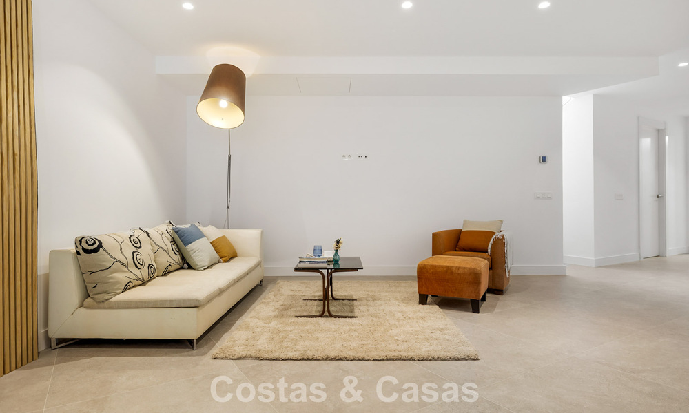 Villa de lujo lista para entrar a vivir con arquitectura contemporánea en venta a dos pasos de la playa, Marbella Este 787182