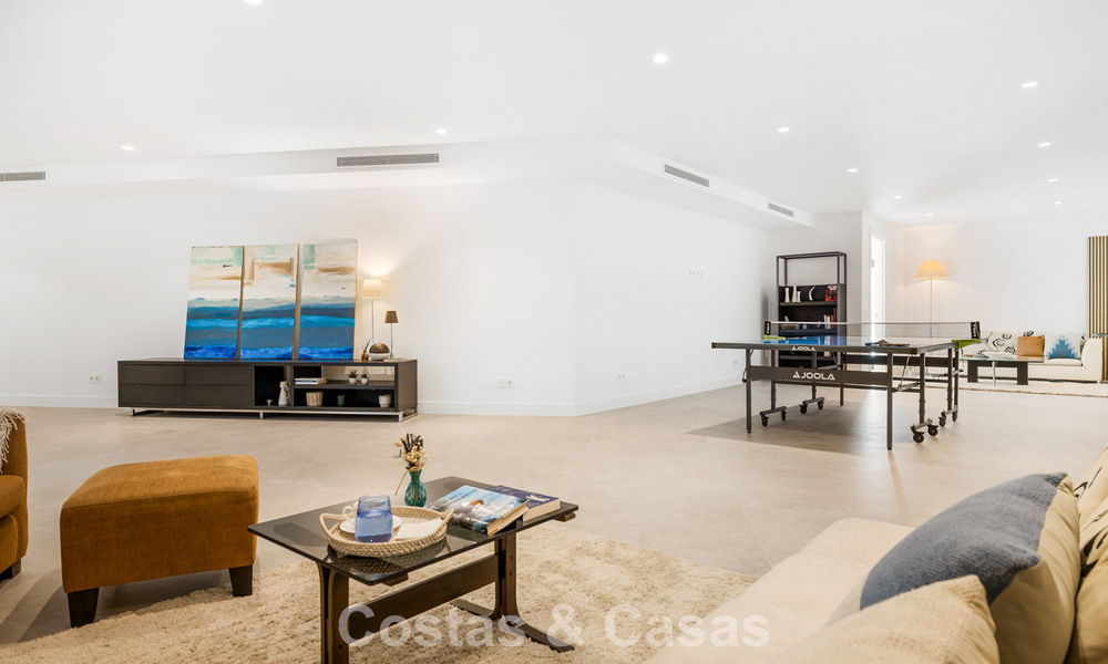 Villa de lujo lista para entrar a vivir con arquitectura contemporánea en venta a dos pasos de la playa, Marbella Este 787184