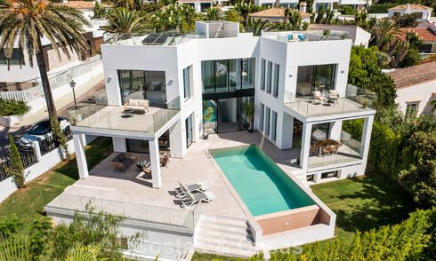 Villa de lujo lista para entrar a vivir con arquitectura contemporánea en venta a dos pasos de la playa, Marbella Este 787188