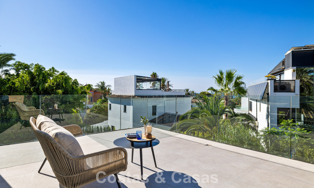 Villa de lujo lista para entrar a vivir con arquitectura contemporánea en venta a dos pasos de la playa, Marbella Este 787190