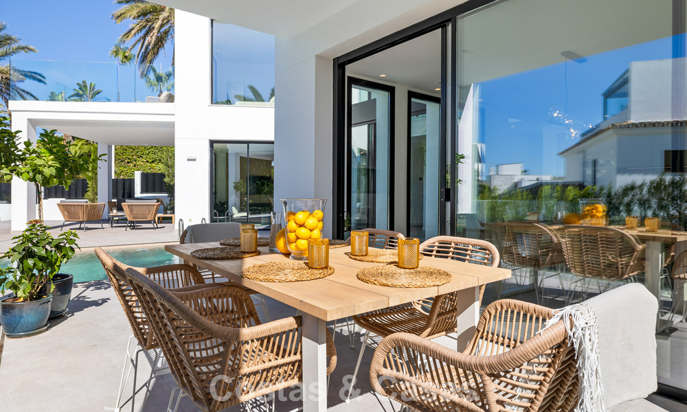 Villa de lujo lista para entrar a vivir con arquitectura contemporánea en venta a dos pasos de la playa, Marbella Este 787192