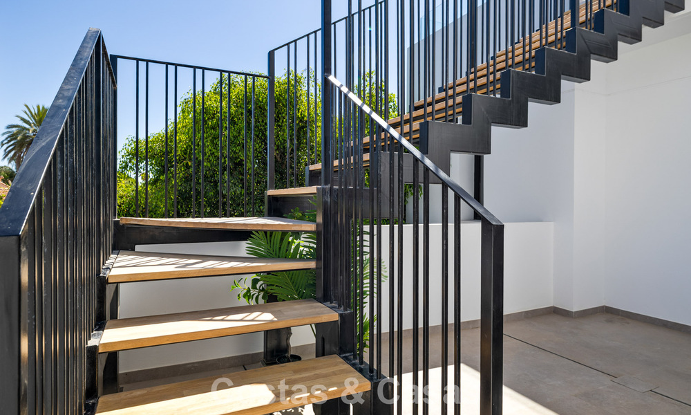 Villa de lujo lista para entrar a vivir con arquitectura contemporánea en venta a dos pasos de la playa, Marbella Este 787202