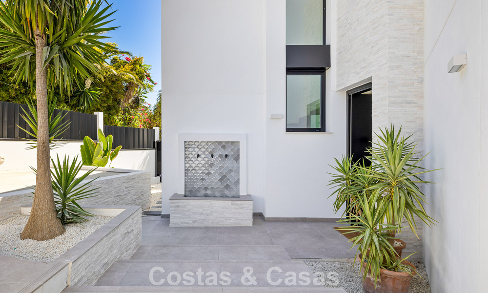 Villa de lujo lista para entrar a vivir con arquitectura contemporánea en venta a dos pasos de la playa, Marbella Este 787203