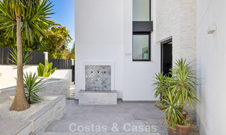 Villa de lujo lista para entrar a vivir con arquitectura contemporánea en venta a dos pasos de la playa, Marbella Este 787203 