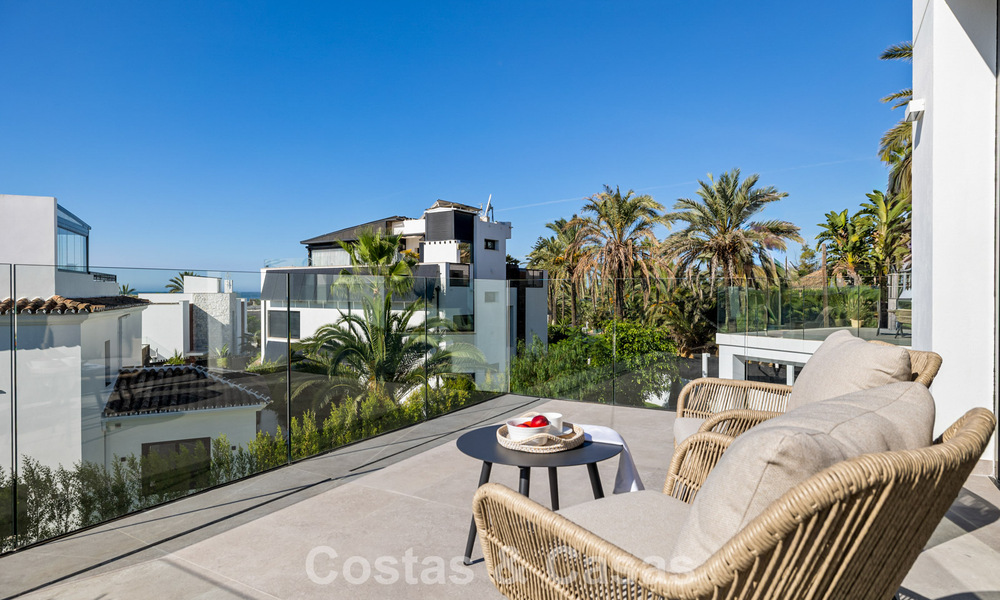 Villa de lujo lista para entrar a vivir con arquitectura contemporánea en venta a dos pasos de la playa, Marbella Este 787206