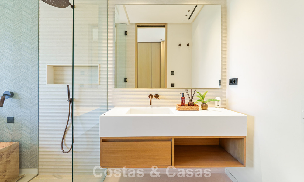 Villa de lujo de vanguardia en venta en una tranquila zona residencial de la Milla de Oro de Marbella 787216