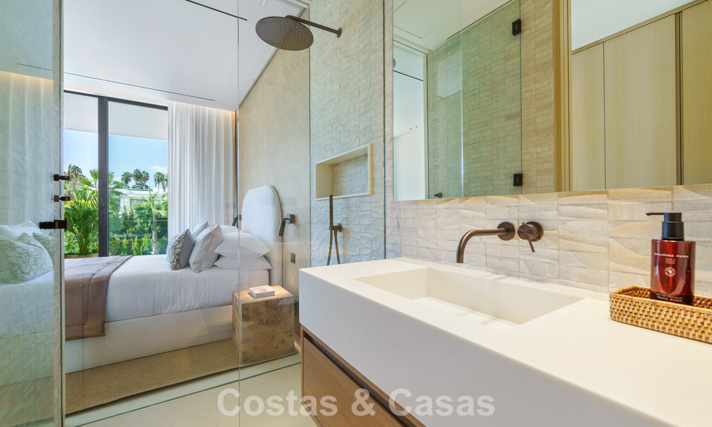 Villa de lujo de vanguardia en venta en una tranquila zona residencial de la Milla de Oro de Marbella 787221