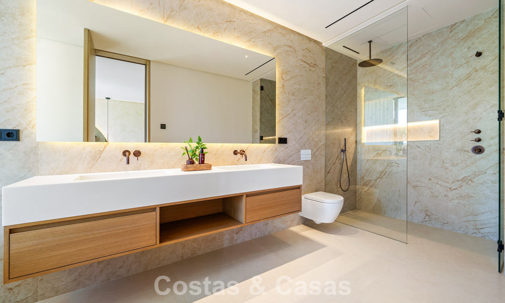 Villa de lujo de vanguardia en venta en una tranquila zona residencial de la Milla de Oro de Marbella 787227