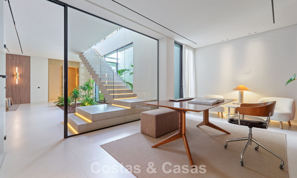 Villa de lujo de vanguardia en venta en una tranquila zona residencial de la Milla de Oro de Marbella 787241