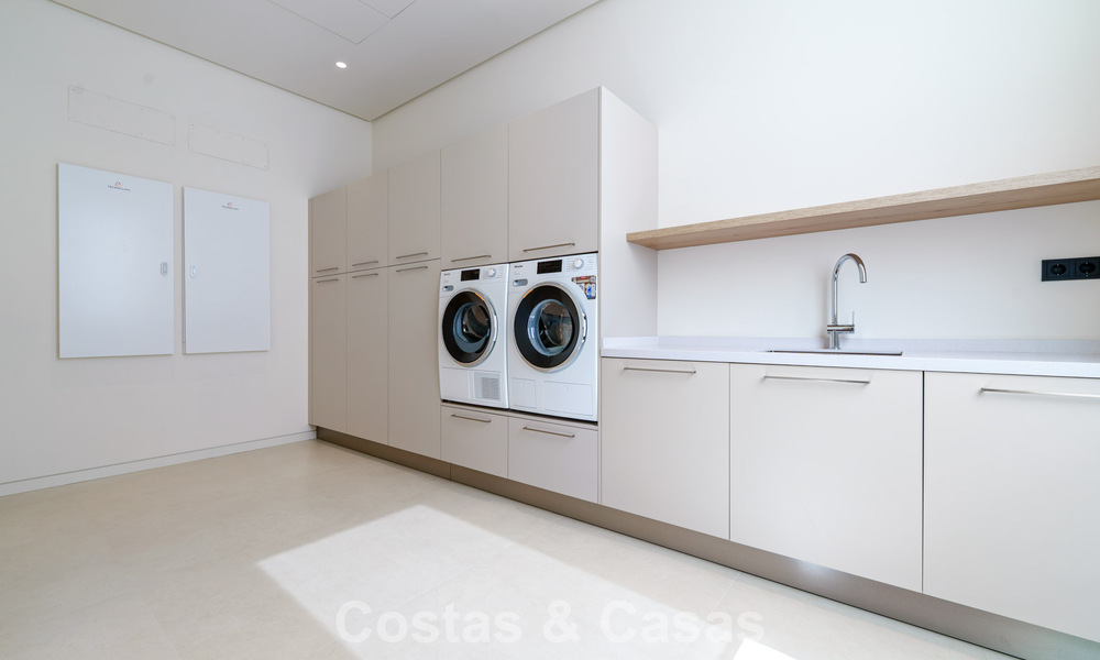 Villa de lujo de vanguardia en venta en una tranquila zona residencial de la Milla de Oro de Marbella 787242