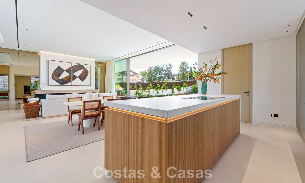 Villa de lujo de vanguardia en venta en una tranquila zona residencial de la Milla de Oro de Marbella 787251