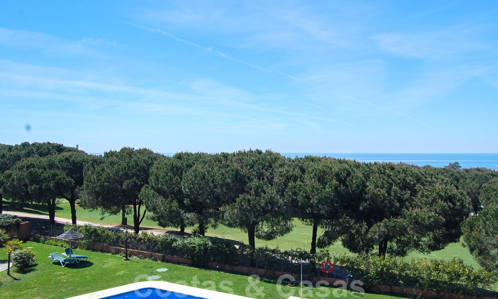Apartamento en primera línea de golf con vistas espectaculares, en venta en Cabopino, Marbella - Costa del Sol 31602