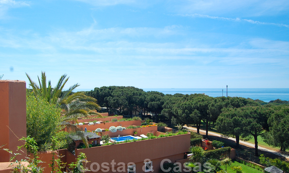 Apartamento en primera línea de golf con vistas espectaculares, en venta en Cabopino, Marbella - Costa del Sol 31608