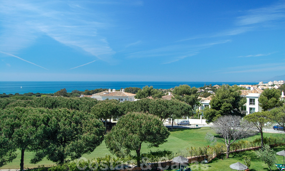 Apartamento en primera línea de golf con vistas espectaculares, en venta en Cabopino, Marbella - Costa del Sol 31610