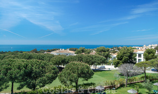 Apartamento en primera línea de golf con vistas espectaculares, en venta en Cabopino, Marbella - Costa del Sol 31610 
