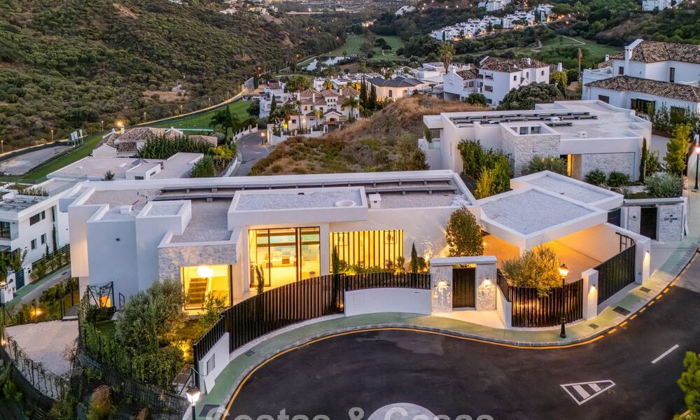 Sofisticada villa con vistas panorámicas en venta en una urbanización cerrada en La Quinta, Marbella - Benahavís 787304