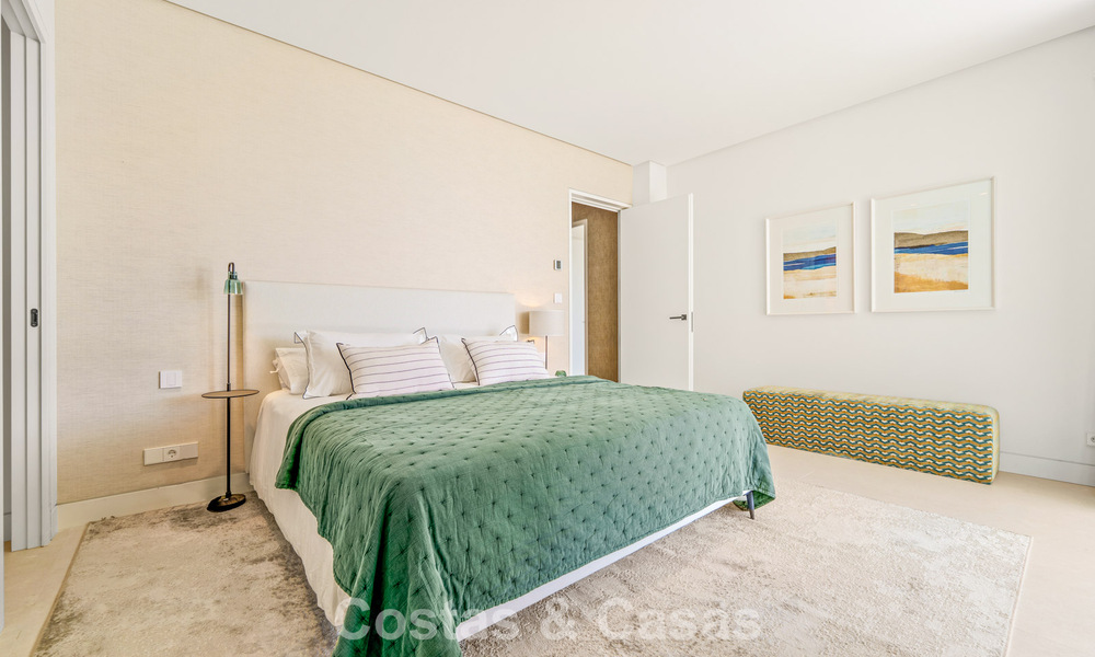 Sofisticada villa con vistas panorámicas en venta en una urbanización cerrada en La Quinta, Marbella - Benahavís 787308