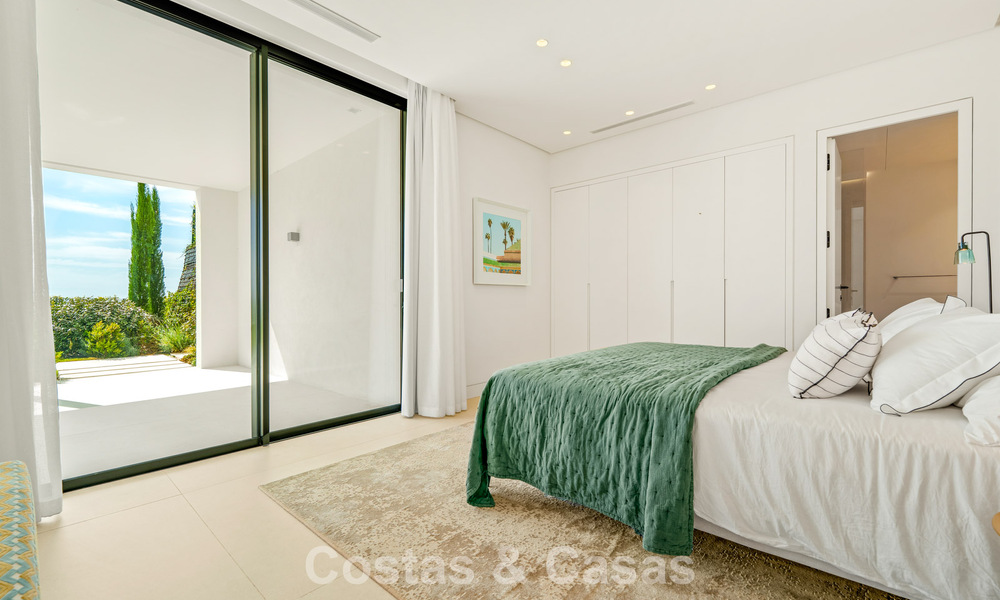 Sofisticada villa con vistas panorámicas en venta en una urbanización cerrada en La Quinta, Marbella - Benahavís 787309
