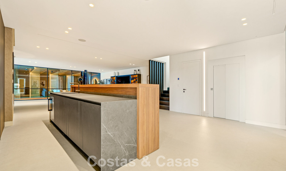 Sofisticada villa con vistas panorámicas en venta en una urbanización cerrada en La Quinta, Marbella - Benahavís 787311