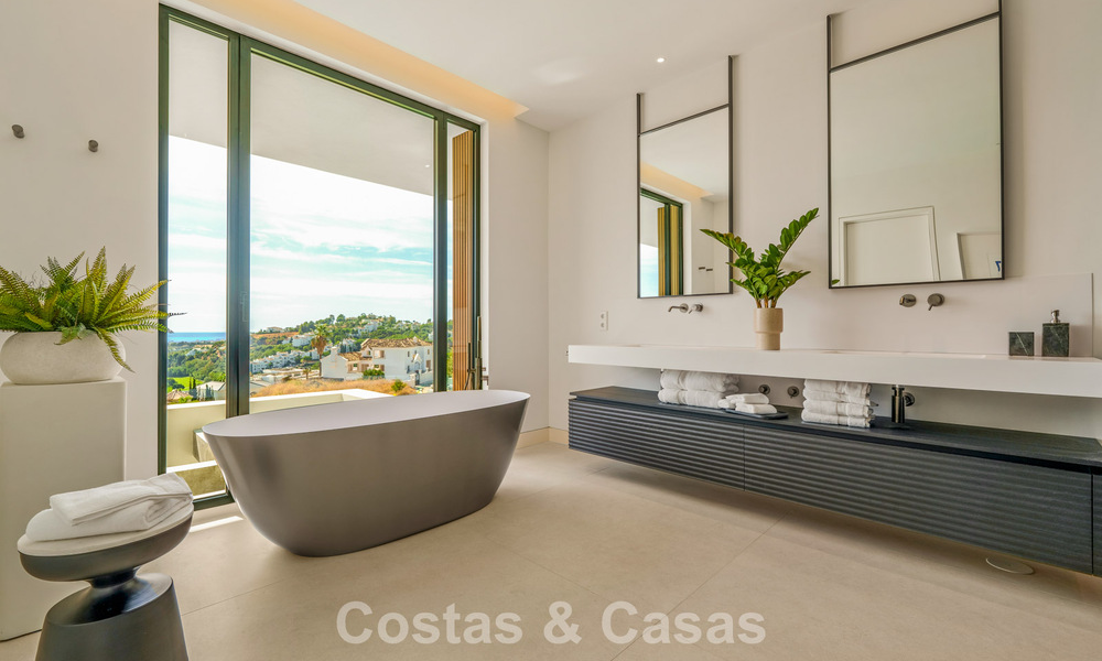 Sofisticada villa con vistas panorámicas en venta en una urbanización cerrada en La Quinta, Marbella - Benahavís 787320