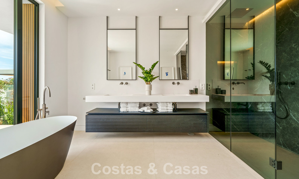 Sofisticada villa con vistas panorámicas en venta en una urbanización cerrada en La Quinta, Marbella - Benahavís 787321