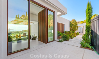 Sofisticada villa con vistas panorámicas en venta en una urbanización cerrada en La Quinta, Marbella - Benahavís 787328 