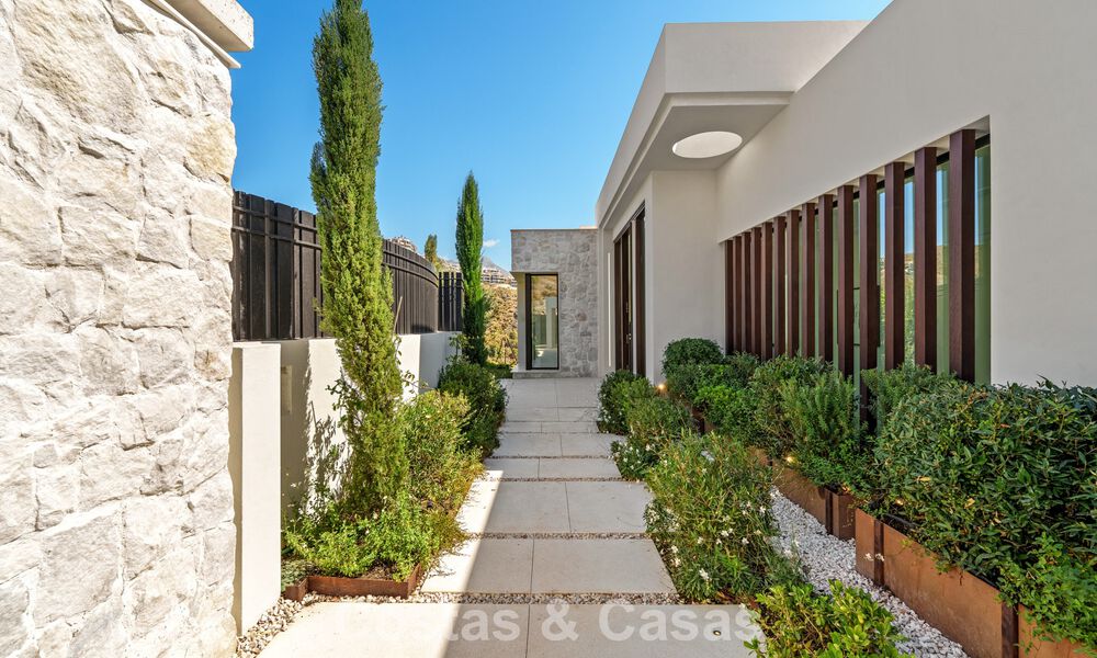 Sofisticada villa con vistas panorámicas en venta en una urbanización cerrada en La Quinta, Marbella - Benahavís 787329