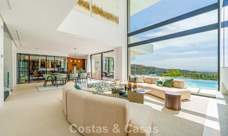 Sofisticada villa con vistas panorámicas en venta en una urbanización cerrada en La Quinta, Marbella - Benahavís 787337 