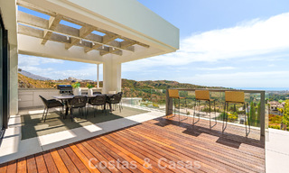 Sofisticada villa con vistas panorámicas en venta en una urbanización cerrada en La Quinta, Marbella - Benahavís 787342 