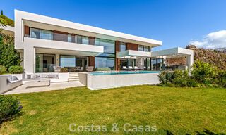 Sofisticada villa con vistas panorámicas en venta en una urbanización cerrada en La Quinta, Marbella - Benahavís 787343 
