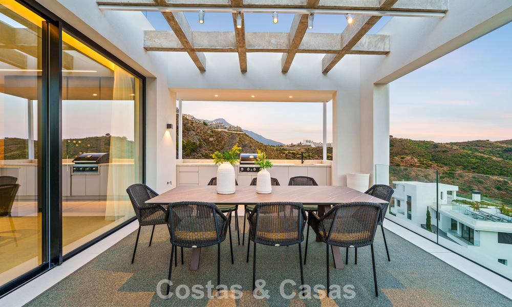 Sofisticada villa con vistas panorámicas en venta en una urbanización cerrada en La Quinta, Marbella - Benahavís 787350