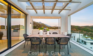 Sofisticada villa con vistas panorámicas en venta en una urbanización cerrada en La Quinta, Marbella - Benahavís 787350 