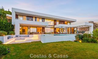 Sofisticada villa con vistas panorámicas en venta en una urbanización cerrada en La Quinta, Marbella - Benahavís 787353 