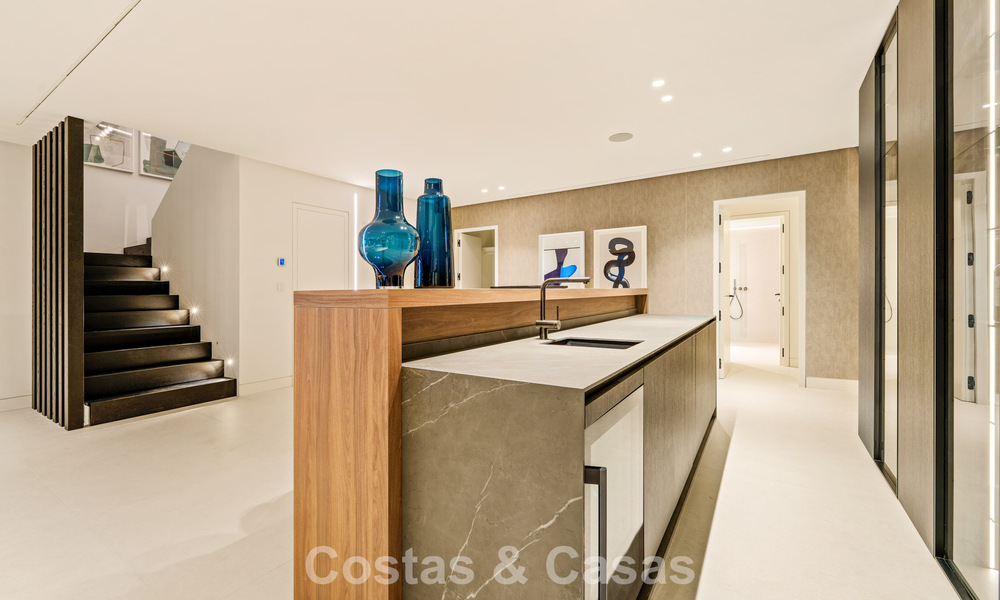 Sofisticada villa con vistas panorámicas en venta en una urbanización cerrada en La Quinta, Marbella - Benahavís 787358