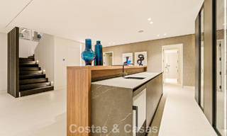 Sofisticada villa con vistas panorámicas en venta en una urbanización cerrada en La Quinta, Marbella - Benahavís 787358 