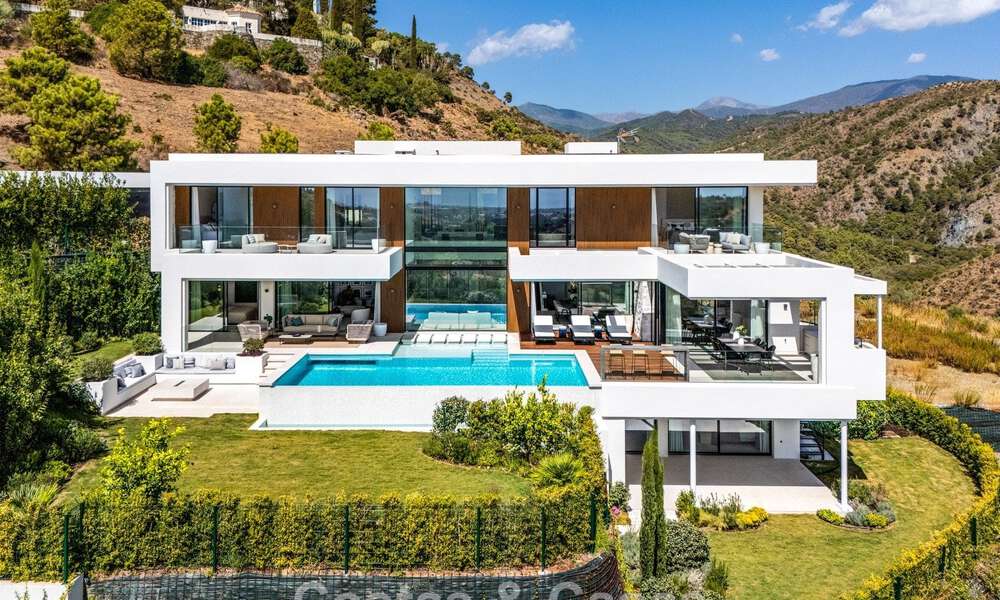 Sofisticada villa con vistas panorámicas en venta en una urbanización cerrada en La Quinta, Marbella - Benahavís 787359